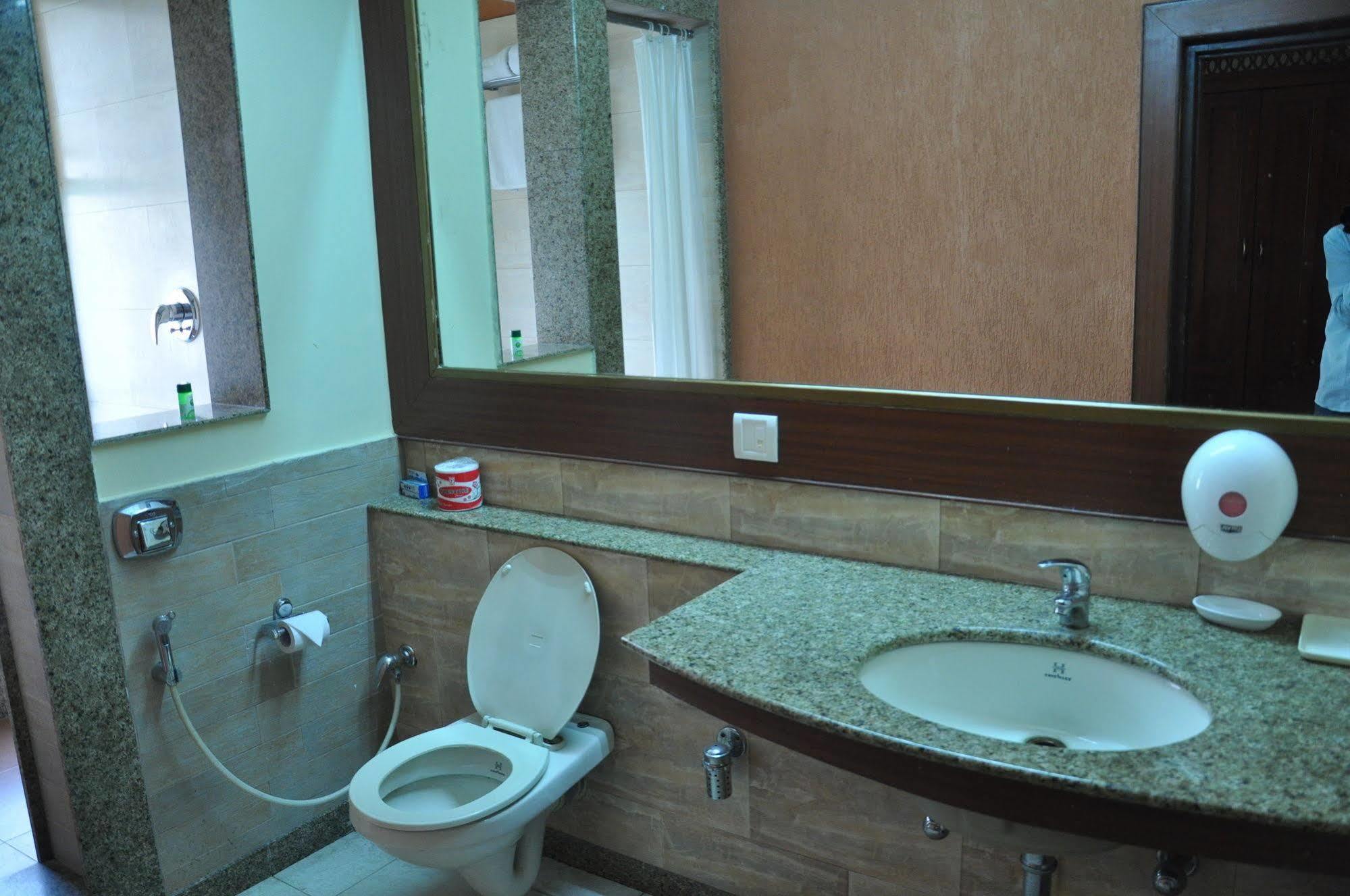 Jabali Palace Hotel Джабалпур Екстериор снимка