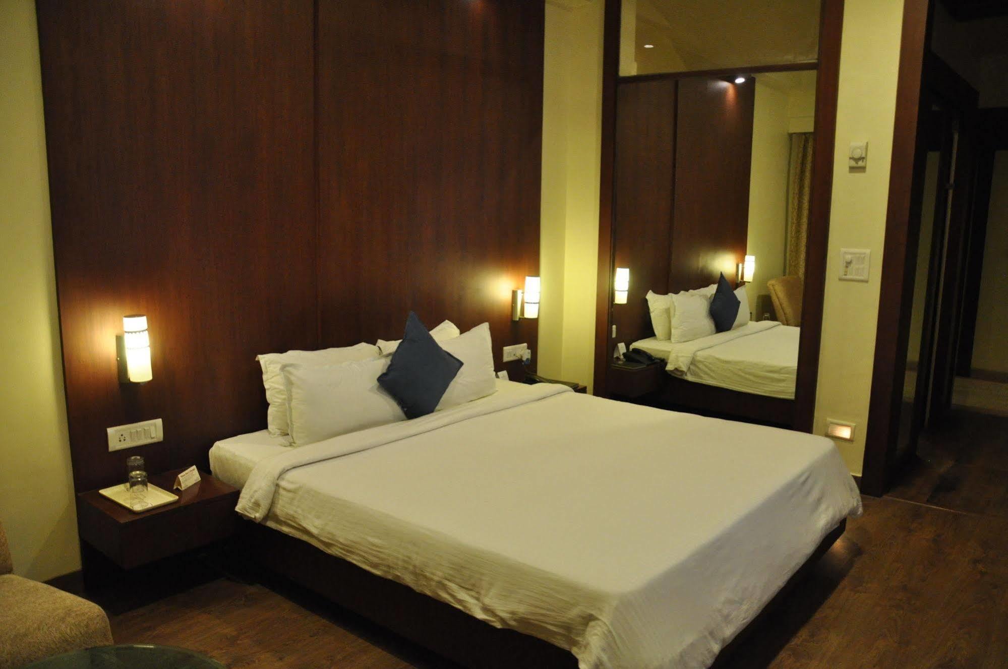 Jabali Palace Hotel Джабалпур Екстериор снимка