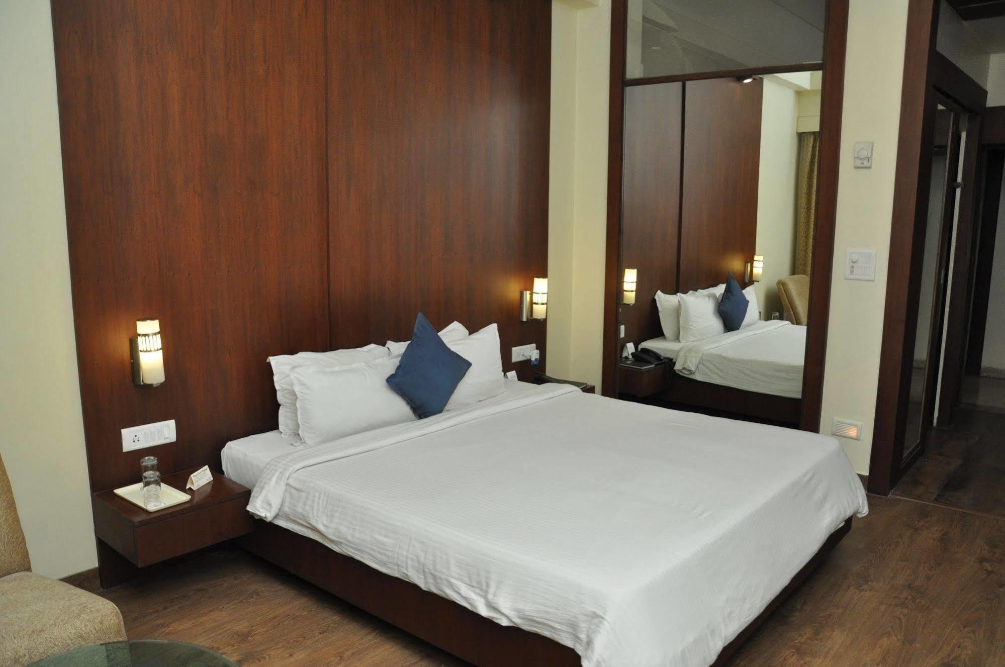 Jabali Palace Hotel Джабалпур Екстериор снимка