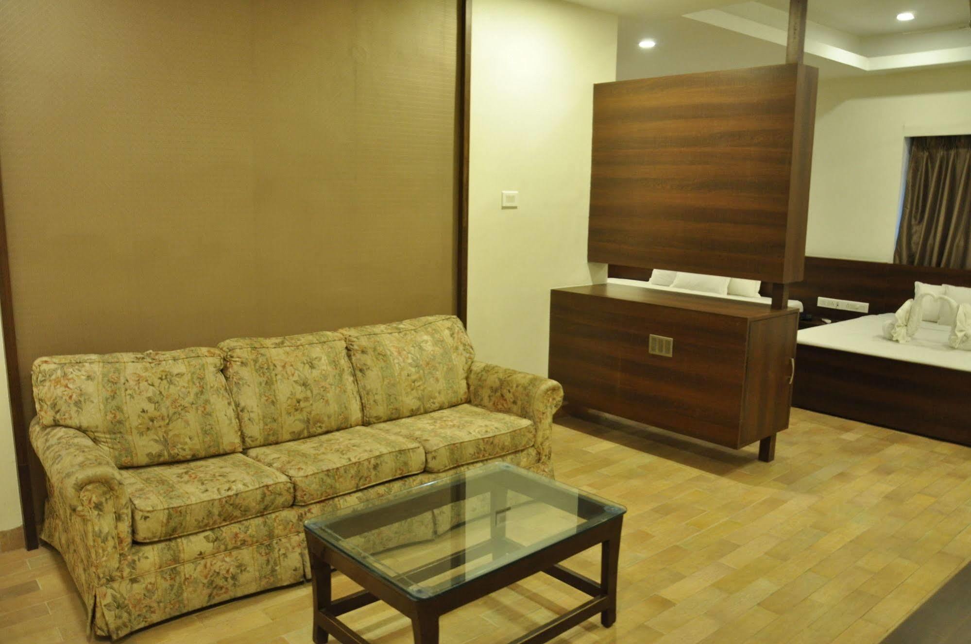 Jabali Palace Hotel Джабалпур Екстериор снимка